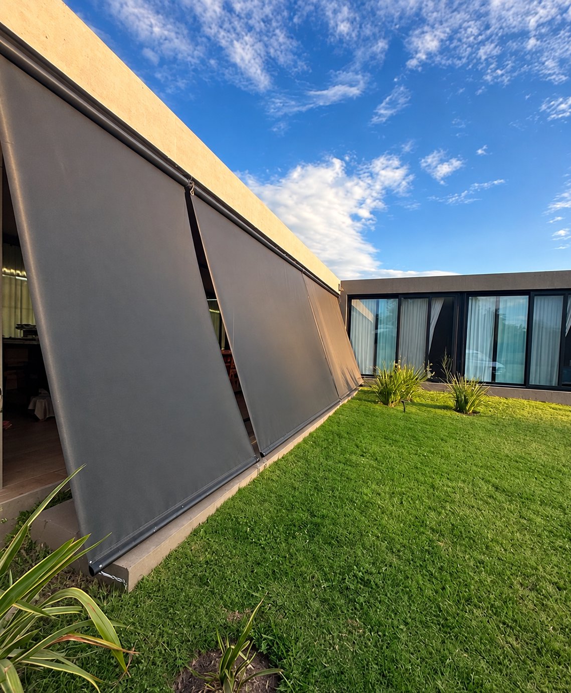 Toldo instalado en galería exterior